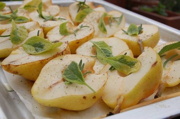 Zsályalevelekkel mennyei körítése lehet, grillezett halaknak, pecsenyéknek.