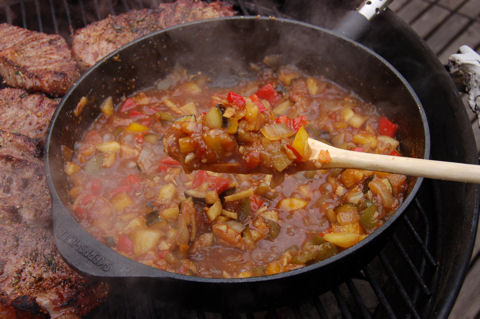 Kaldeneker grill: Faszénparázson sült hátszín fűszeres zöldséglekvárral - videórecept